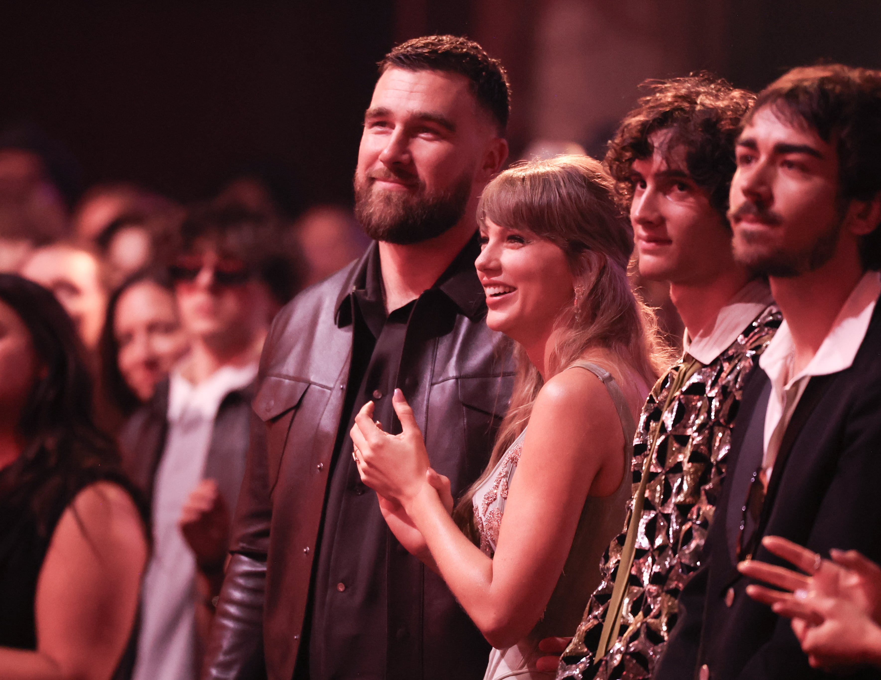 Taylor Swift y Travis Kelce donan 26 millones de dólares a 20 organizaciones benéficas de EE UU