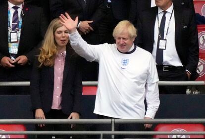 El primer ministro británico, Boris Johnson, con su esposa. Carrie Johnson. saluda en las gradas antes de empezar la final