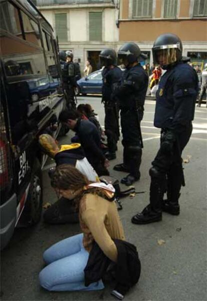 Varios jóvenes, esposados, tras ser detenidos en Pla de Palau, de Barcelona.