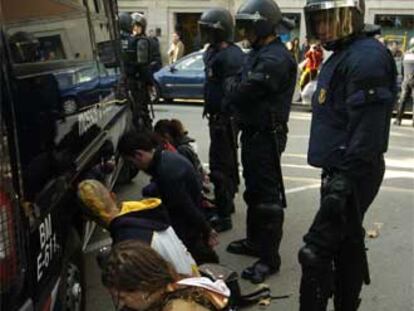 Varios jóvenes, esposados, tras ser detenidos en Pla de Palau, de Barcelona.
