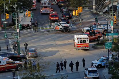 Los equipos de emergencia atienden a las víctimas que circulaban por un carril bici entre West Street y Chambers Street, en el momento del atropello.