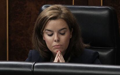 La vicepresidenta, Soraya Sáenz de Santamaría, reflexiona durante la sesión de control al Gobierno en el Congreso del pasado 16 de octubre. Cinco días antes de que el Tribunal de Estrasburgo tumbara la 'doctrina Parot', el portavoz del PNV, Aitor Esteban, preguntaba al presidente si el Gobierno pensaba acatar la decisión judicial: "Confiamos en que la interpretación de los tribunales españoles sea refrendada", defendió Mariano Rajoy.