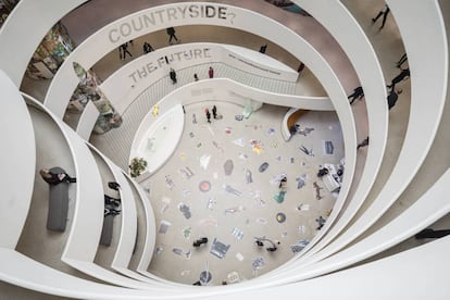 Vista de la muestra de Rem Koolhaas en la espiral de Museo Guggenheim de Nueva York.