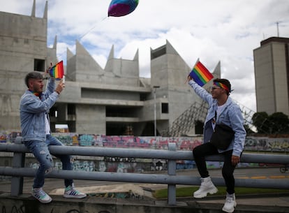 Personas se toman fotos con símbolos del Orgullo LGBT.