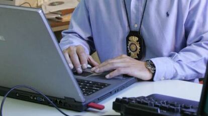Un policía nacional consulta un ordenador en una imagen de archivo.