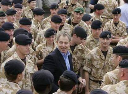 Tony Blair, durante una visita a las tropas británicas en Irak en diciembre de 2005.