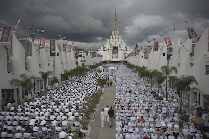 La Luz del mundo fue fundada en Guadalajara, México, el 6 de abril de 1926, por Eusebio Joaquín González. Fue dirigida por Samuel Joaquín Flores, hijo del fundador, desde 1964 hasta su muerte, en 2014, cuando lo sucedió su hijo Naason Joaquín García.