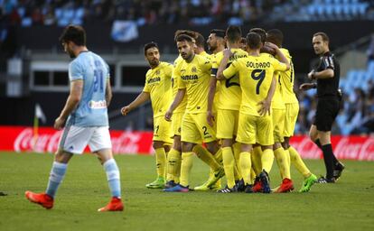 Los jugadores del Villarreal celebran el gol de Soldado. 