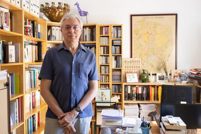 Javier Moreno Luzón, catedrático de Historia de la Universidad Complutense, retratado en el despacho de su casa.