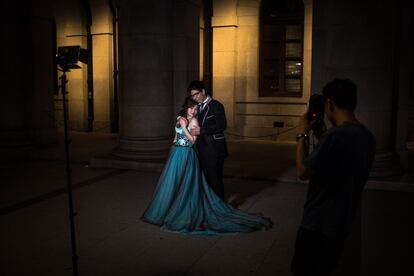 Una pareja posa para una fotografía antes de su boda, el 29 de junio de 2017, en Hong Kong (China).