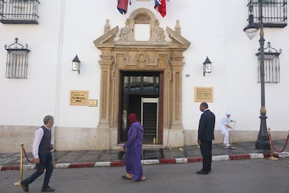 Viandantes pasan ante la entrada del hotel Al Minzah en la ciudad marroquí de Tánger.