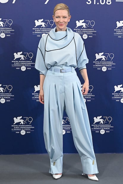Cate Blanchett, con un dos piezas de pantalón y blusa azules de caída fluida de Giorgio Armani, ha llegado al festival para presentar Tár, cinta que protagoniza.