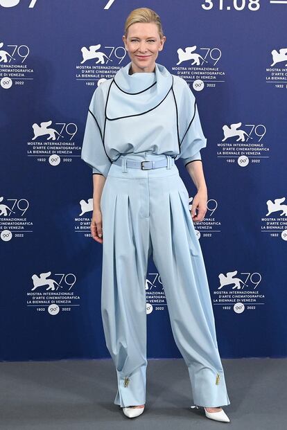 Cate Blanchett, con un dos piezas de pantalón y blusa azules de caída fluida de Giorgio Armani, ha llegado al festival para presentar Tár, cinta que protagoniza.