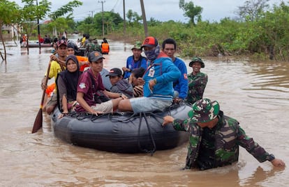 Los equipos de rescate ayudan a varias personas a huir de las inundaciones.