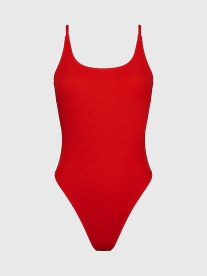 El vibrante bañador rojo que popularizó Pamela Anderson corriendo por la orilla en las playas de Santa Mónica en la icónica serie Los vigilantes de la playa se ha convertido en un clásico que nos traslada a los añorados noventa. Este diseño es de Calvin Klein. 99,90 euros.