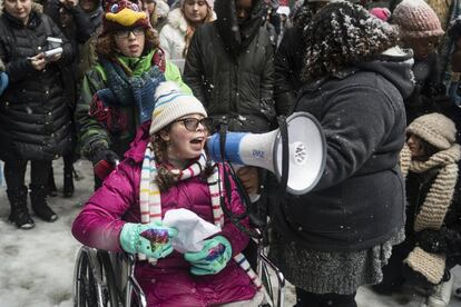 Anja Herrmann, de 12 años, se dirige con un megáfono a las asistentes a la Marcha de Chicago.