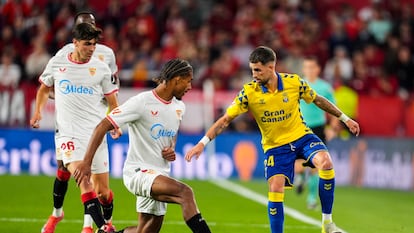 Badé intenta obstaculizar el avance de Januzaj, delantero de Las Palmas.