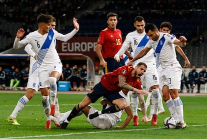 Íñigo Martínez cae en el área de Grecia en la acción del penalti que supuso el gol de España.