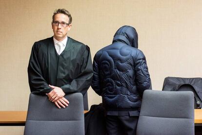 El ex agente secreto alemán, Werner Mauss junto a su abogado en la Audiencia provincial de Bochum, al oeste de Alemania.