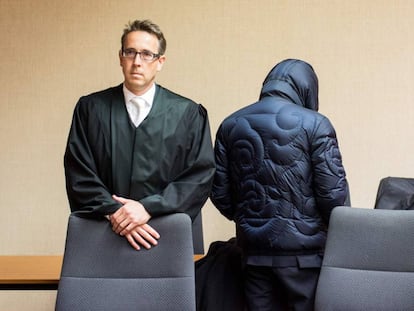 El ex agente secreto alem&aacute;n, Werner Mauss junto a su abogado en la Audiencia provincial de Bochum, al oeste de Alemania.  