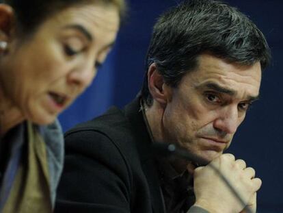 Fernández y la consejera de Educación, Cristina Uriarte, hoy en Vitoria