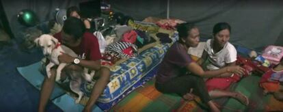 Personas y animales se refugian en Bali de la inminente erupción del volcán Agung.