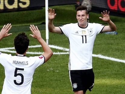 Hummels felicita a Draxler por su gol.