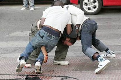 Dos amigos de la fallecida tratan de reducir al presunto asesino, Manuel Córdoba.