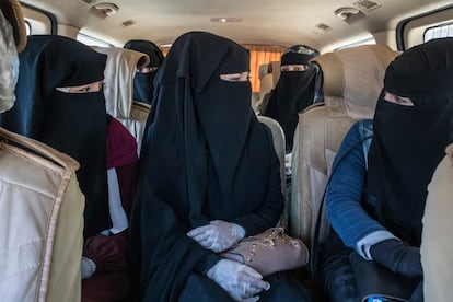 Un grupo de mujeres en una furgoneta que las lleva a un espacio seguro para mujeres y niñas. La mayoría vive en pueblos de difícil acceso, por lo que una minifurgoneta pasa a recogerlas en sus casas y llevarlas de vuelta a ellas.
