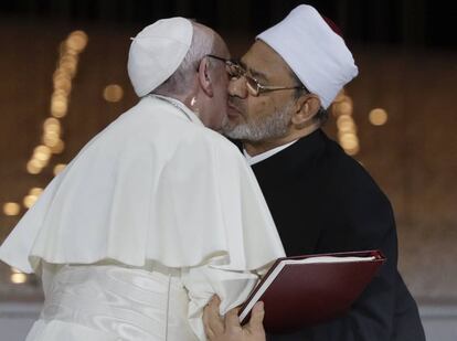 El Papa y el gran imam al-Tayeb se besan tras fiirmar un acuerdo de fraternidad en Abu Dabi.