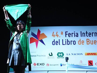 Claudia Piñeiro levanta un pañuelo verde pro aborto legal en la inauguración de la Feria del Libro 2018.