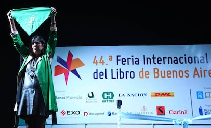 Claudia Piñeiro levanta un pañuelo verde pro aborto legal en la inauguración de la Feria del Libro 2018.