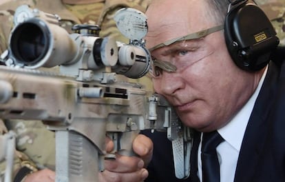 El presidente ruso, Vladímir Putin, muestra su puntería con un rifle durante su visita al parque temático Patriot Park en Kubinka (Rusia).