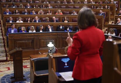 La portavoz del PP en el Congreso, Cuca Gamarra, interviene durante la sesión de control al Gobierno del Pleno del Congreso, el 5 de octubre de 2022.