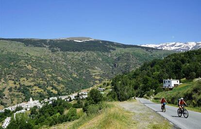 Ascenso a los pueblos blancos de la Alpujarra, bajo el Pico Veleta.