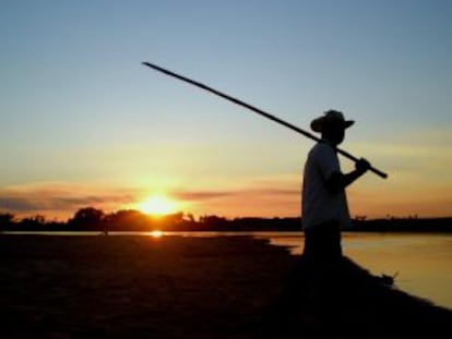 Um pescador no rio Jejui, no Paraguai.