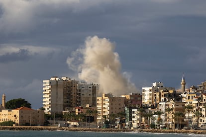 Una nube de humo se alza tras un ataque aéreo israelí este 25 de noviembre de 2024 en Tiro, en el sur de Líbano.