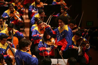 En una fotografía de 2007, Gustavo Dudamel dirige a la Orquesta Sinfónica Simón Bolívar, de Venezuela, en San Francisco.