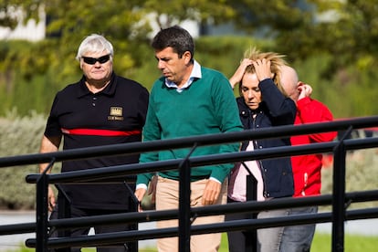 El presidente de la Generalitat valenciana, Carlos Mazón (en el centro), y la vicepresidenta, Susana Camarero, a su llegada al centro de Coordinación Emergencias de L'Eliana (Valencia), este sábado.