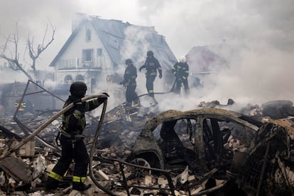Los bomberos inspeccionaban este domingo los escombros en Markhalivka, cerca de Kiev.