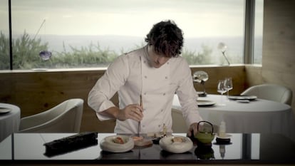 Asesorado por Jordi Cruz, el restaurante pertenece al grupo ABaC, donde el presentador de ‘Masterchef’ cuenta con tres estrellas Michelin en el hotel ABaC en Barcelona. Situado dentro de La Fortalesa de Sant Julià, bien cultural de interés nacional, ocupa la planta superior del hotel Sants Metges. La visita supone un recorrido por diferentes espacios (hall, barra de cócteles, espacio de show cooking), las mesas del comedor tienen vistas al jardín y ofrece una vista panorámica de la provincia de Girona. Ofrece os menús degustación por 145 euros y 175 euros, con armonía de vinos por 70 y 80 euros, respectivamente. Www.atempo.restaurant.com