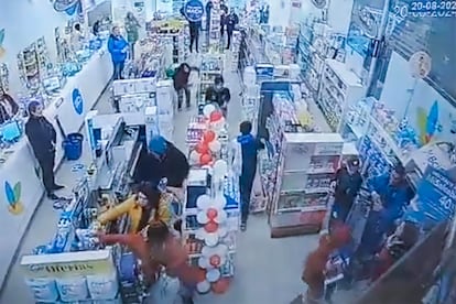 Imagen de un asalto en grupo, conocido como turbazos en una farmacia de la cadena Salcobrand, en Santiago de Chile, en agosto 2024.