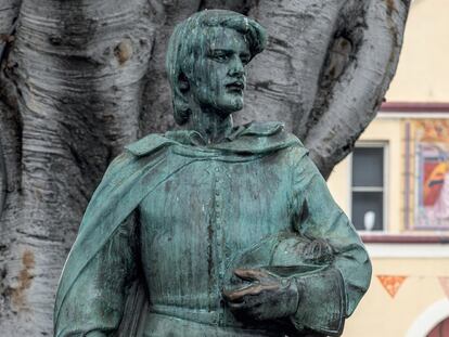 La estatua de Felipe de Neve en Placita de Olvera, en el centro de Los Ángeles.