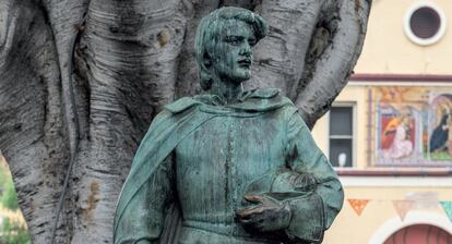 La estatua de Felipe de Neve en Placita de Olvera, en el centro de Los Ángeles.