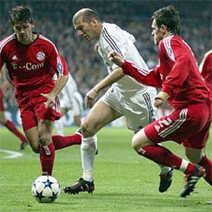 Zidane trata de pasar entre Willy Sagnol y Martín Demichelis.