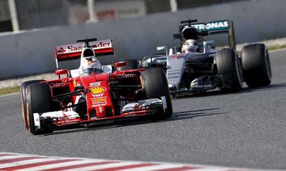 Sebastian Vettel, en su Ferrari, toma una curva seguido del Mercedes de Lewis Hamilton durante un entrenamiento.