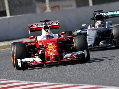 Sebastian Vettel, en su Ferrari, toma una curva seguido del Mercedes de Lewis Hamilton durante un entrenamiento.