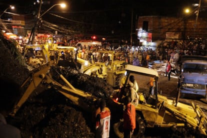 Dos excavadoras retiran escombros en una favela de la localidad de Niterói, a unos 15 kilómetros de Río de Janeiro.