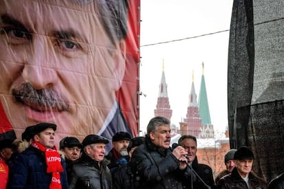 El candidato del partido comunista ruso, Pavel Grudinin (centro), habla en un acto de campaña electoral este 10 de marzo 2018.
 