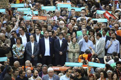 Carles Puigdemont, preside la cabecera de la manifestación junto con el expresidente, Artur Mas y varios mienbros del Govern.